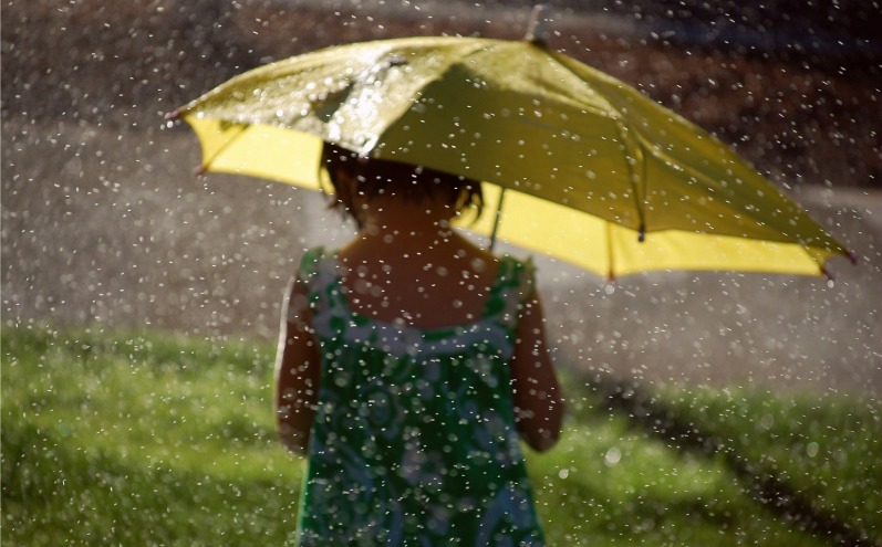 girl-sprinkler-umbrella