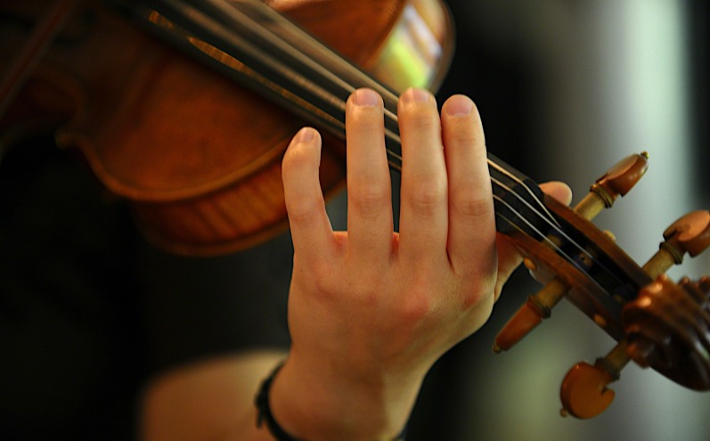 woman-playing-violin