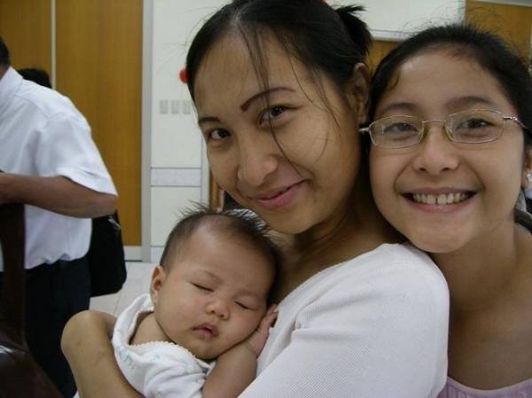 baby in mother's arms with aunt
